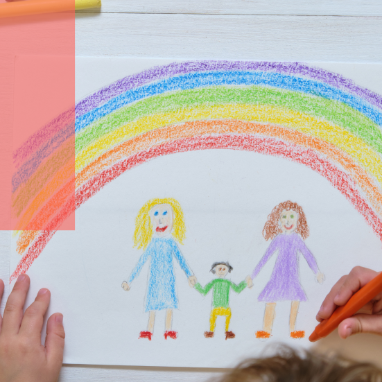 Børnetegning af to mødre med et barn i hånden under en regnbue