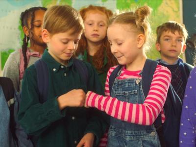 Pressefoto fra DR Ramasjangs "Klar, parat, skolestart" (1:12) - Allerførste skoledag. Foto: Morten Øbro