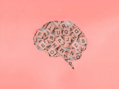 Hjernefigur med bogstaver indeni