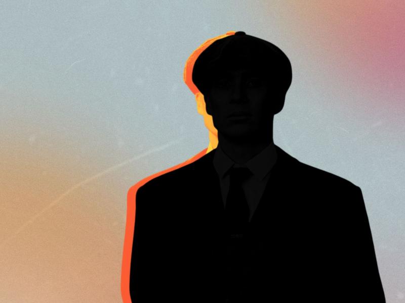 Mørk silhuet af skuespilleren  Cillian Murphy i hat med orange kantlys foran en pastelfarvet himmel.