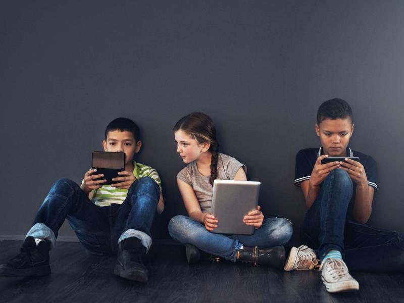 Tweens læser i bøger og på skærme