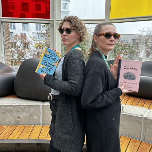 Ditte og Mie står i Glashjørnet på Hovedbiblioteket med hver deres bog, som kendte Hollywoodstjerner er blevet spottet med. De har begge solbriller på. De poserer ryg mod ryg og ser smarte ud.