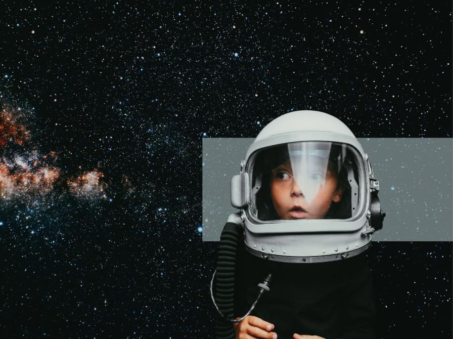 Barn med astronautudstyr ser op med mod en baggrund af stjerner.